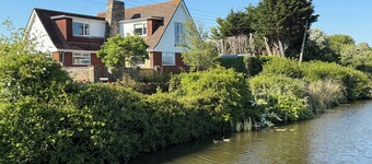 Spacious 4 bed family beach house in sought after Pett Level Beach, Dogs welcome