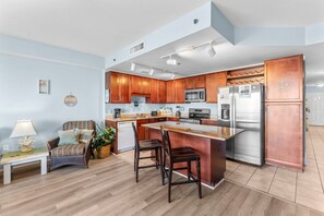 Køleskab, mikrobølgeovn, ovn, kogeplade