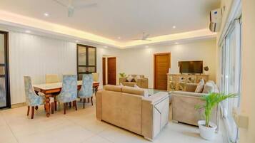 Deluxe Room, Balcony, Mountain View | In-room dining