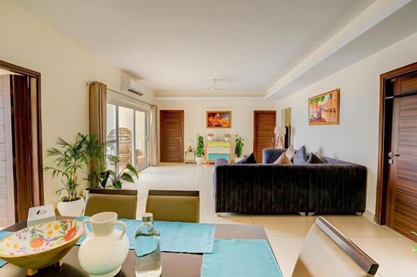 Deluxe Room, Balcony, Mountain View | Living area