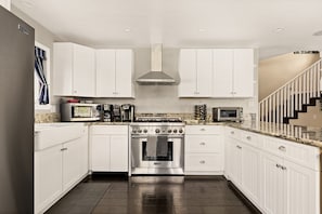 House, 4 Bedrooms | Private kitchen | Coffee/tea maker