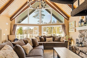 House, 4 Bedrooms | Living area