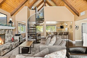 House, 4 Bedrooms | Living area