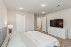 House, 4 Bedrooms | 4 bedrooms, laptop workspace, iron/ironing board, free WiFi