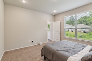4 bedrooms, laptop workspace, iron/ironing board, free WiFi