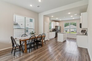 House, 4 Bedrooms | Dining