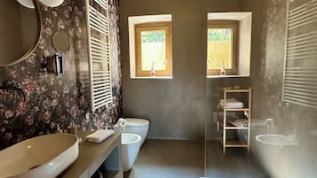 Sèche-cheveux, serviettes fournies, savon, papier toilette