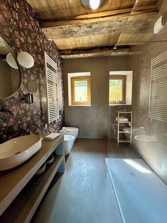 Hair dryer, towels, soap, toilet paper. LoVi House, App. Bacchus. A finely renovated accommodation for Roman couples