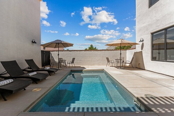 House, 4 Bedrooms | Pool