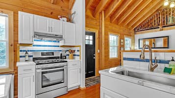 Cabin, 3 Bedrooms | Private kitchen | Fridge, oven, coffee/tea maker, toaster