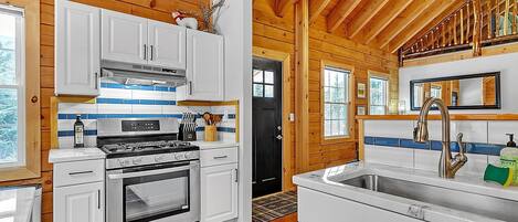 Cabin, 3 Bedrooms | Private kitchen | Fridge, oven, coffee/tea maker, toaster