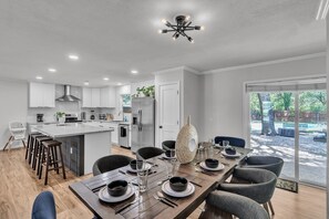 House, 5 Bedrooms | Dining