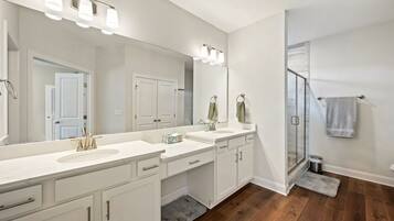 House, 4 Bedrooms | Bathroom | Towels