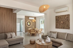 TV - 3 bedroom villa with pool in Ayia Triada (paralimni)
