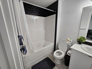 Haartrockner, Handtücher, Seife, Toilettenpapier