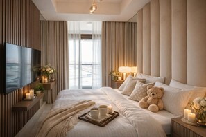 Lägenhet Deluxe - balkong - utsikt mot staden | Sängtillbehör av högsta kvalitet, duntäcken och memory foam-madrasser