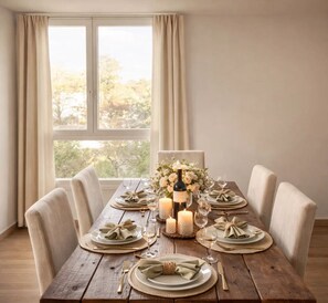 Familienapartment, Stadtblick | Wohnbereich | 80-cm-Smart-TV mit Digitalempfang