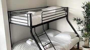 Familieleilighet, byutsikt | Oppholdsområde | En 80-centimeters smart-TV med digitale kanaler