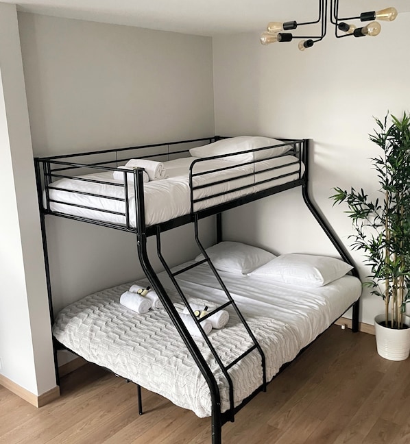 Familienapartment, Stadtblick | Wohnbereich | 80-cm-Smart-TV mit Digitalempfang