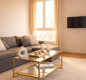 Familienapartment, Stadtblick | Wohnbereich | 80-cm-Smart-TV mit Digitalempfang