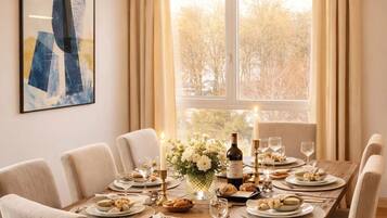 Perhehuoneisto, kaupunkinäköala | Oleskelualue | 80–senttinen äly-TV, jossa digitaalikanavat