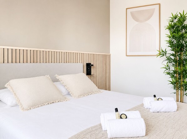Family Apartment, City View | Iron/ironing board, travel crib, WiFi (free), bed sheets - 1593 Charonne (Paris)