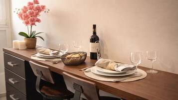 Apartamento família, vista para a cidade | Área de estar | Smart TV 80 cm com canais digitais