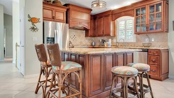 Een koelkast, een microgolfoven, een kookplaat, een vaatwasser