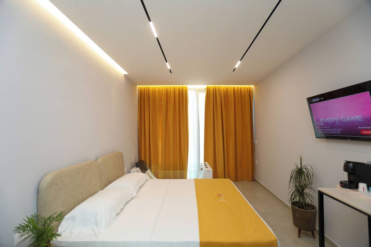 In-room safe, soundproofing, iron/ironing board, free WiFi