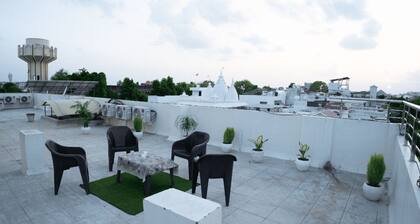 Peaceful 1BHK Near Taj | Kitchen + Breakfast