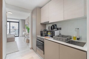 Kühlschrank, Mikrowelle, Ofen, Herdplatte
