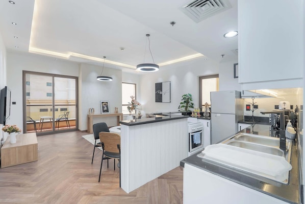 Kühlschrank, Mikrowelle, Ofen, Herdplatte