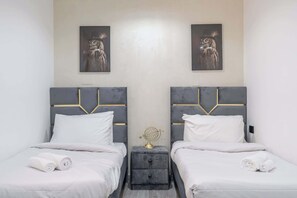 2 habitaciones, tabla de planchar con plancha, wifi y ropa de cama 