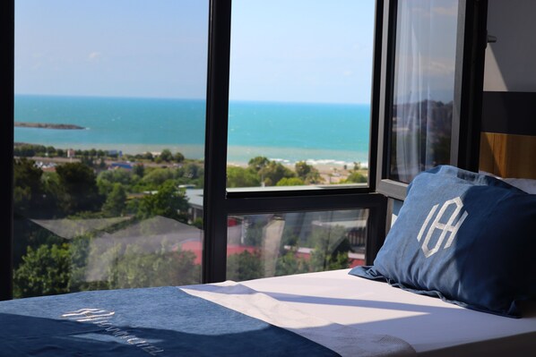 Chambre Triple Deluxe, vue mer | Bureau, espace de travail pour ordinateur portable