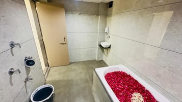Luxury Suite | Bathroom | Separate tub and shower, towels, soap, shampoo