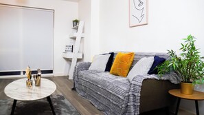 Comfort-Apartment, 1 Schlafzimmer, Balkon, Stadtblick | Wohnbereich