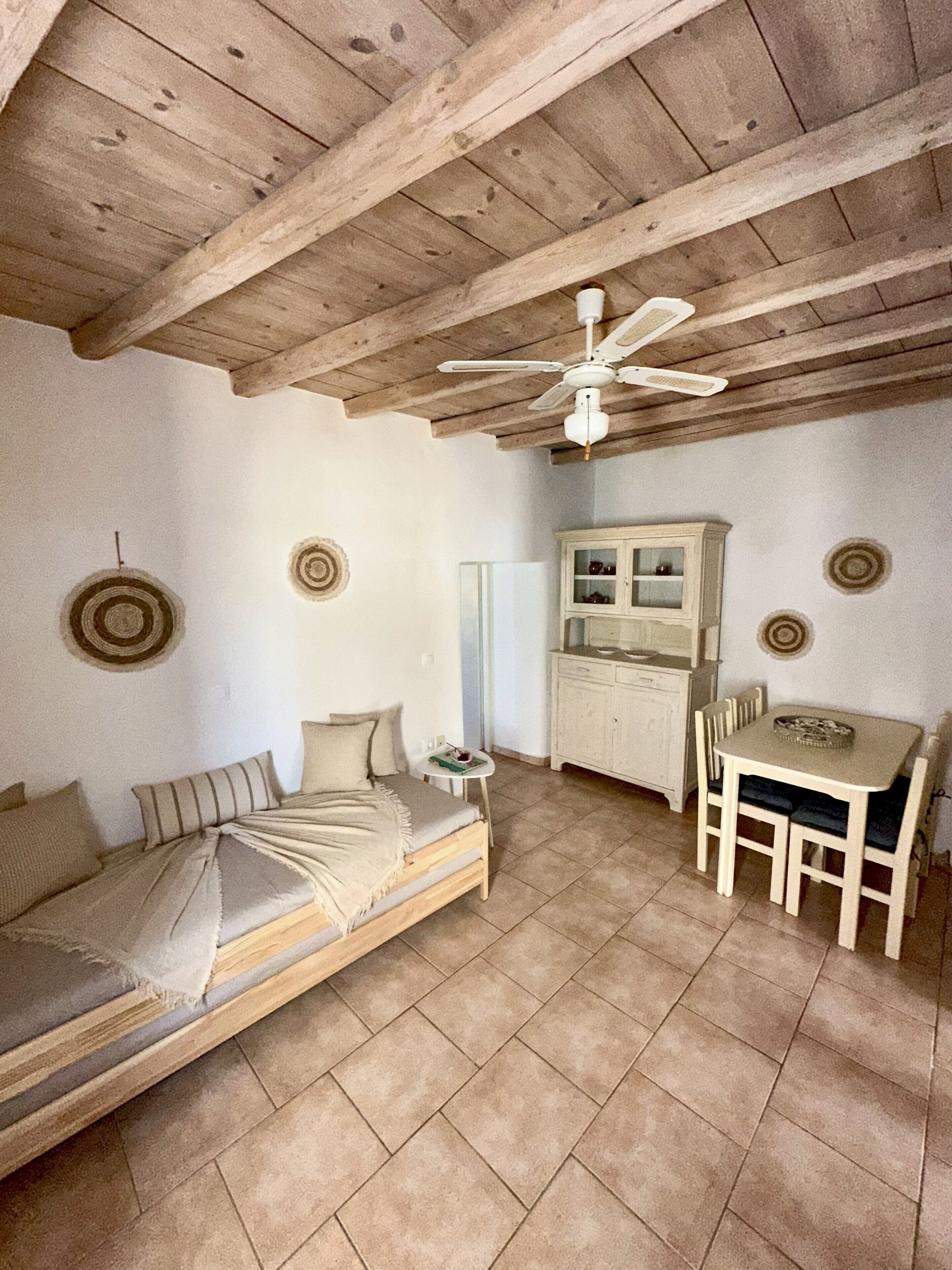 Nesa Paros | Área de estar | TV de tela plana 24 polegadas com canais a cabo