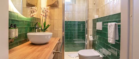 Douche, articles de toilette gratuits, sèche-cheveux