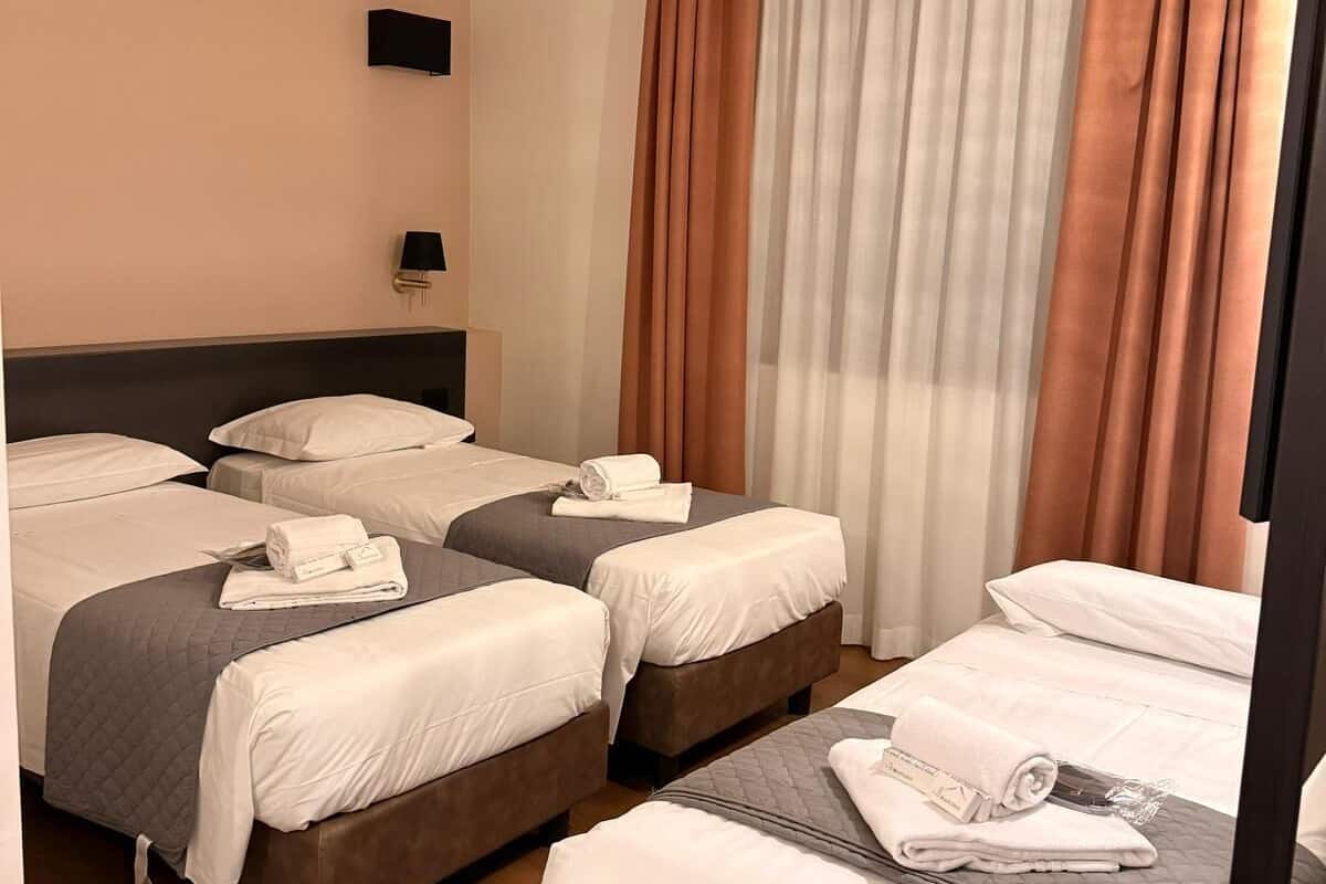 Tremannsrom – classic | Skrivebord, wi-fi (inkludert) og sengetøy