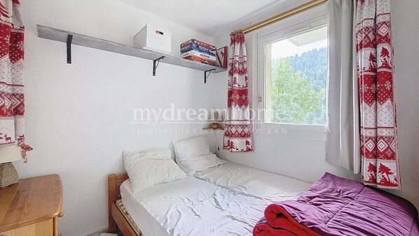 1 slaapkamer, een strijkplank/strijkijzer, internet, beddengoed