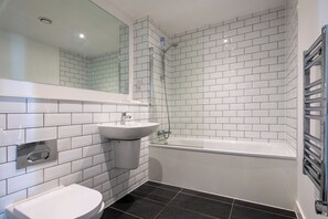 Appartement, 2 slaapkamers | Badkamer | Gratis toiletartikelen, handdoeken, zeep, shampoo