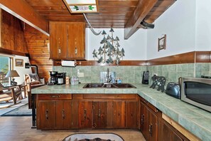 Casa, varias camas, hidromasaje, vista a la montaña (Yosemite Pines Cabin) | Cocina privada | Refrigerador, microondas, horno y parrilla de estufa