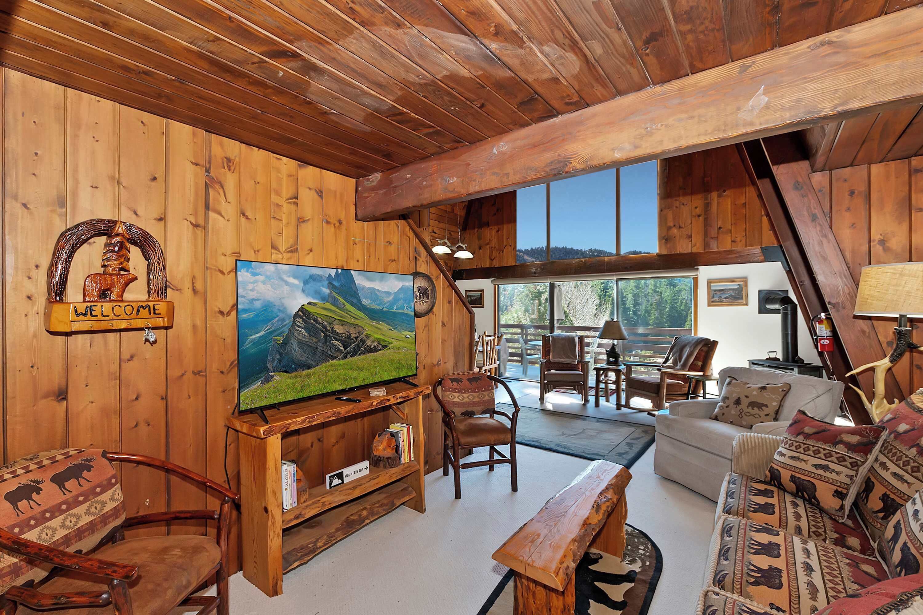 獨棟房屋, 多張床, 熱水浴缸, 山景 (Yosemite Pines Cabin) | 起居區 | 42-吋平面電視，提供數位頻道