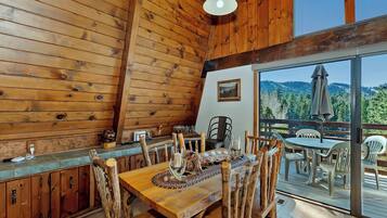 House, Multiple Beds, Hot Tub, Mountain View (Yosemite Pines Cabin) | Dining