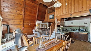 House, Multiple Beds, Hot Tub, Mountain View (Yosemite Pines Cabin) | Interior