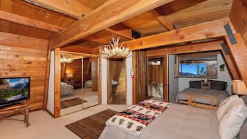 House, Multiple Beds, Hot Tub, Mountain View (Yosemite Pines Cabin) | 2 bedrooms, individually decorated, individually furnished, bed sheets