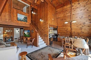 Casa, varias camas, hidromasaje, vista a la montaña (Yosemite Pines Cabin) | Área de sala de estar | Televisión de pantalla plana de 42 pulgadas con canales digitales
