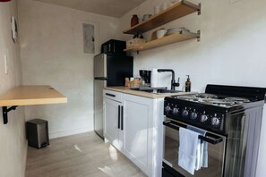Réfrigérateur, micro-ondes, plaque de cuisson, cafetiÚre/bouilloire