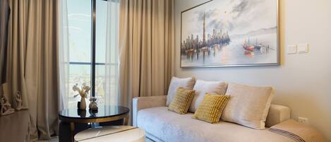 Deluxe-Apartment, Balkon, Stadtblick | Wohnbereich | 50-cm-Smart-TV mit Digitalempfang