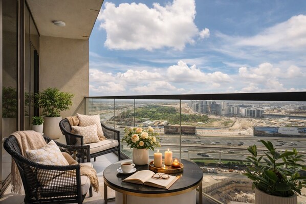 Deluxe-Apartment, Balkon, Stadtblick | Terrasse/Patio